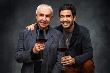 “Memórias do Vinho” chega a Uberlândia com Elias Andreato e Caio Blat