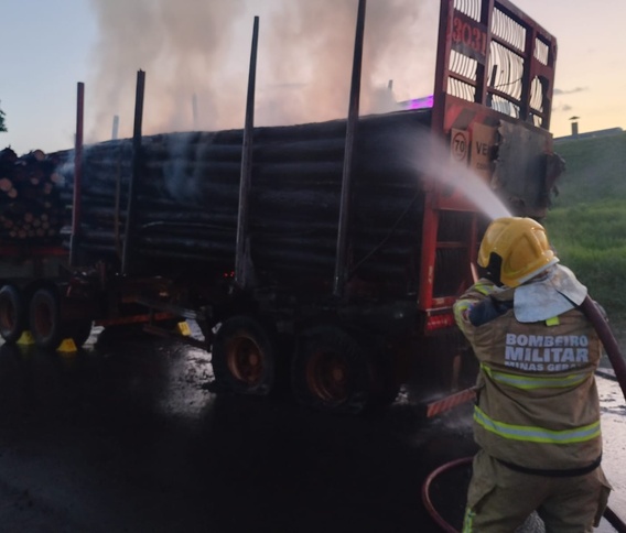 Incêndio em tritrem carregado de madeira interdita trecho do Anel Viário em Uberlândia; pista já foi liberada
