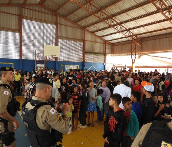 PMMG realiza Ação Cívico-Social no bairro Pequis em comemoração aos 250 anos da instituição e ao Dia das Crianças