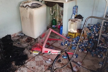 Incêndio atinge residência no bairro Jardim Brasília, em Uberlândia