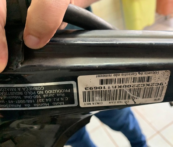 Polícia Civil prende casal e localiza chassis de motocicleta roubada em imóvel investigado por desmanche clandestino em Uberlândia.