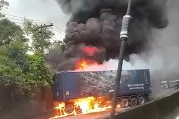 Acidente entre carretas na Rodovia Anchieta deixa dois mortos e provoca interdição total