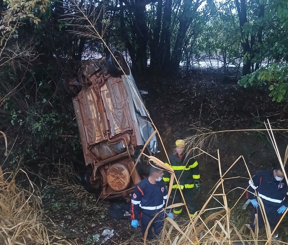 Bombeiros resgatam vítima presa às ferragens após capotamento em Uberaba