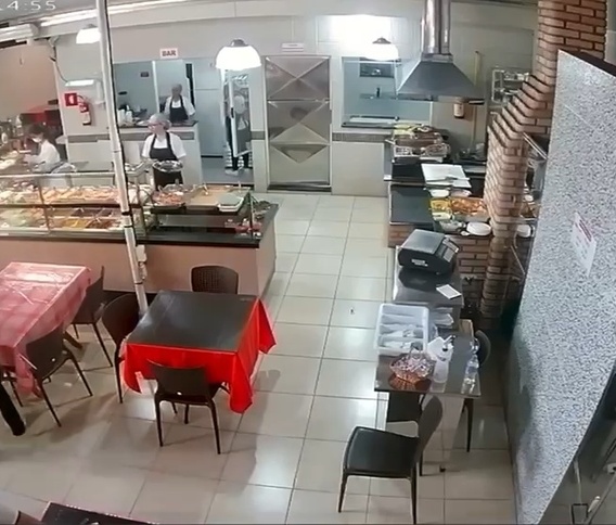 Bombeiro Militar de folga salva criança engasgada em restaurante de Uberlândia