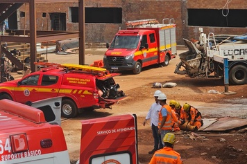 Bombeiros resgatam trabalhador após queda em galeria subterrânea em Uberlândia