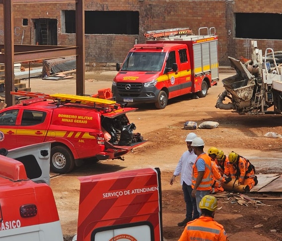 Bombeiros resgatam trabalhador após queda em galeria subterrânea em Uberlândia